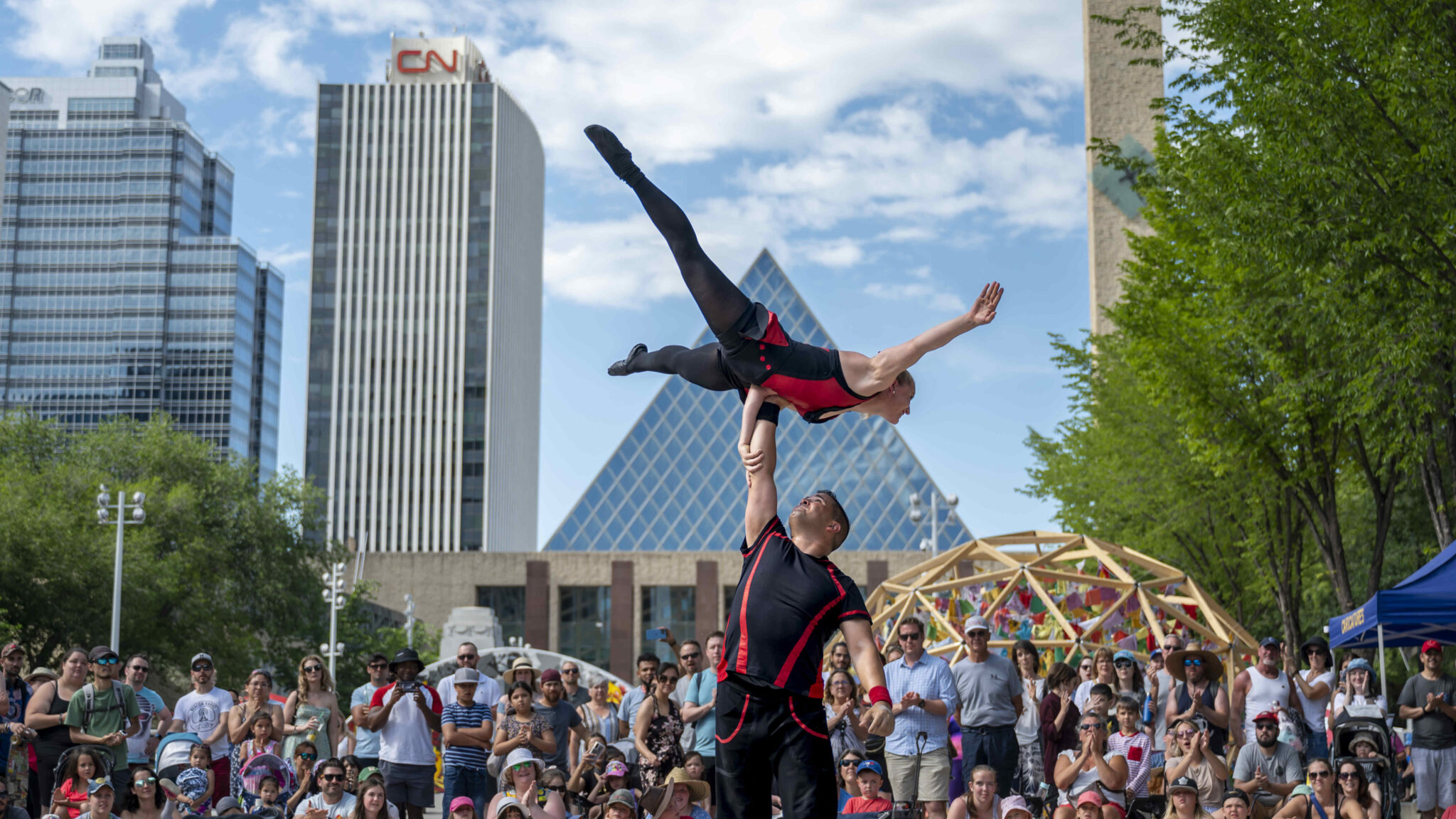 edmonton-international-street-performers-festival-edmonton-downtown